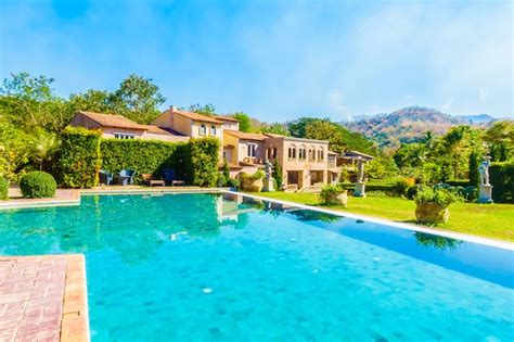Piscina al aire libre con vistas a las montañas suizas