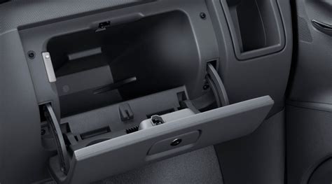 Interior de un Volkswagen Golf 6 con la guantera retirada