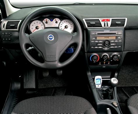 Interior de un Fiat Stilo con el sistema de climatización encendido