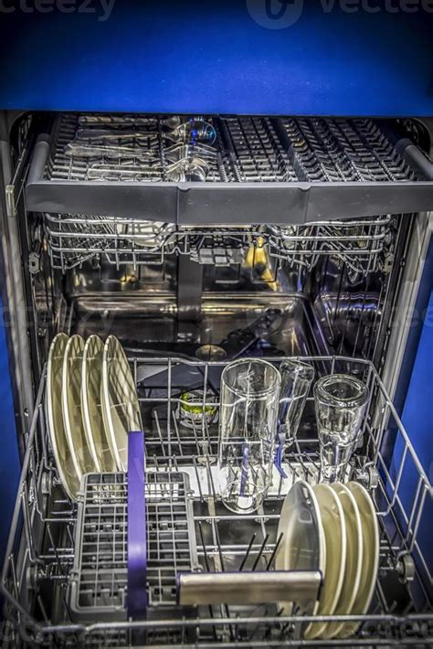 Interior de un lavavajillas con restos de comida