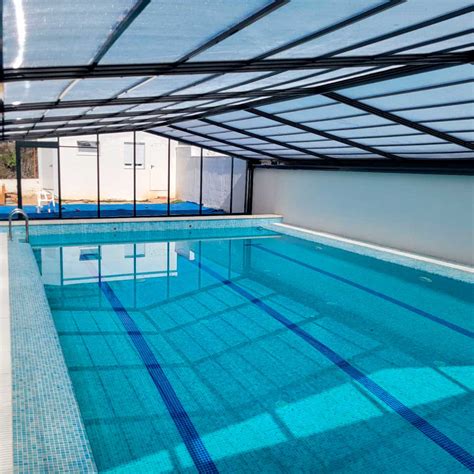 Piscina exterior climatizada con cubierta