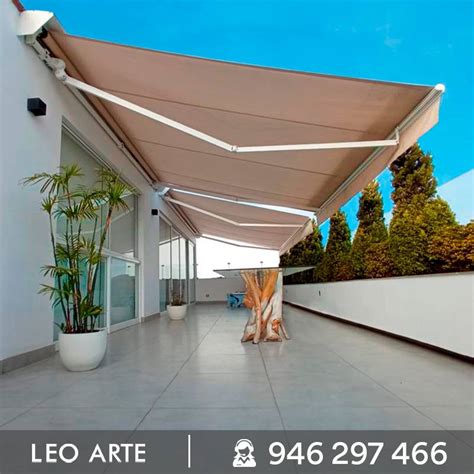 Terraza con toldo retráctil