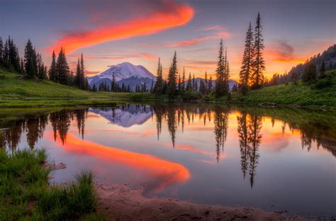 Paisaje rural con montañas y un lago al atardecer
