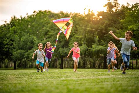 Niños jugando en un chiquipark al aire libre