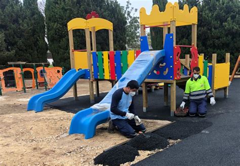 Personal realizando mantenimiento a un parque infantil