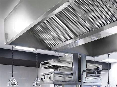 Cocina industrial con campana extractora