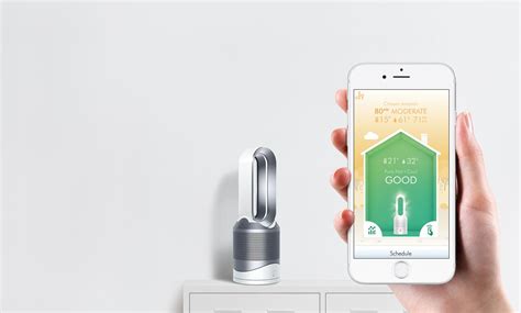 Persona interactuando con la aplicación Dyson Link en su smartphone
