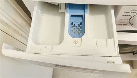 cajetín de detergente de lavadora extraído y sucio