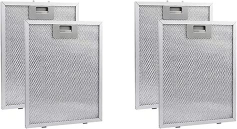 Primer plano de un filtro de campana extractora cubierto de grasa