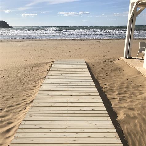 Pasarela de madera en un evento de playa