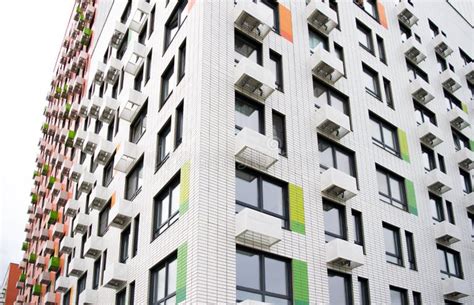 Fachada de un edificio con un cartel de aire acondicionado