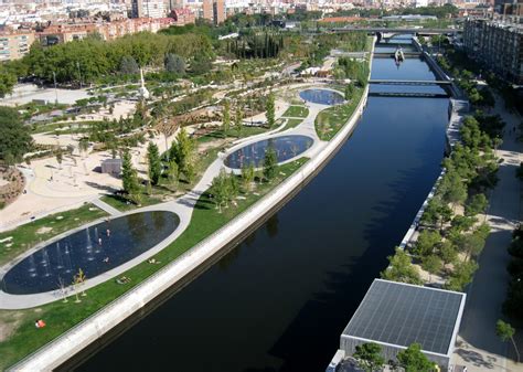 Vista aérea del río Manzanares y las zonas urbanas circundantes en Madrid