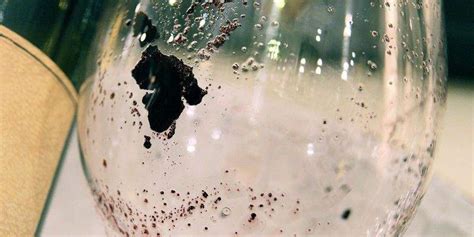 Botella de vino con sedimentos en el fondo