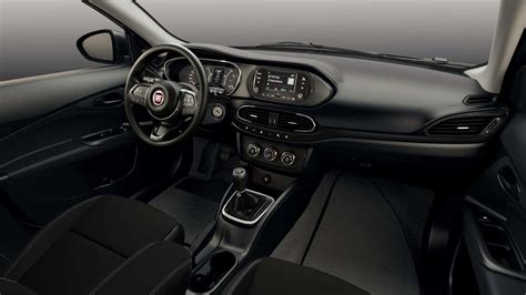 Interior de un Fiat Tipo Sedán con la guantera abierta