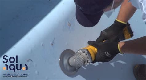 Primer plano de una ampolla de ósmosis en una piscina de fibra