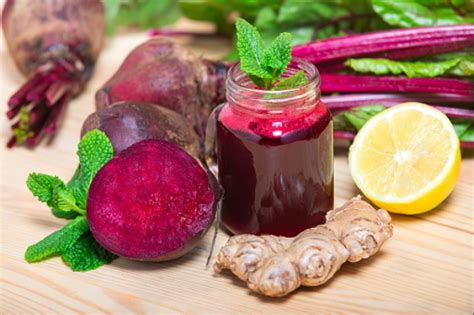 Imagen de los ingredientes para el batido de remolacha, limón y jengibre