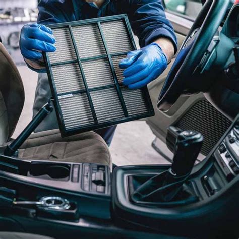 Extracción de un filtro de aire acondicionado de coche
