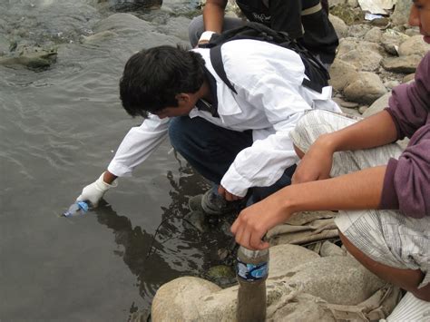 Toma de muestras de agua de un río para análisis