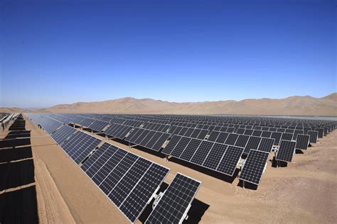 Paneles solares en un desierto cubiertos de polvo