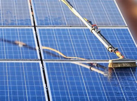 Infografía comparando el consumo de agua de la limpieza tradicional de paneles solares con un sistema sin agua