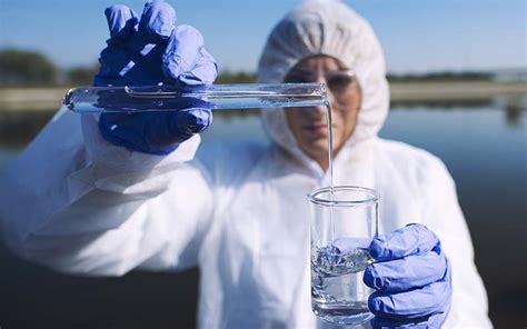 Probeta de análisis de agua en laboratorio