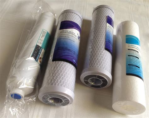 Imagen de un kit de filtros de repuesto para un sistema de ósmosis inversa.