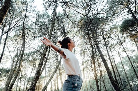 Persona respirando aire limpio en un salón moderno