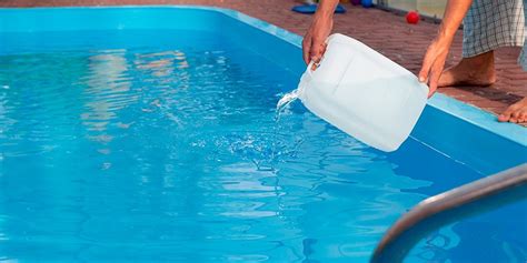 Piscinas de diferentes tipos, una con cloro y otra con sistema de sal