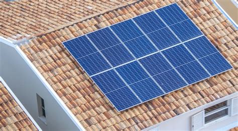 Paneles solares cubriendo un tejado para generar electricidad