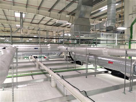 Interior de una sala blanca con sistemas de ventilación visibles