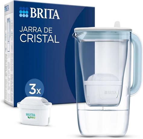 Jarra Brita junto a un vaso de agua fresca