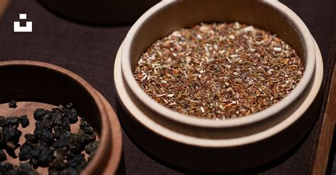 Un comerciante de té empaquetando muestras de té en pequeñas bolsas de seda.