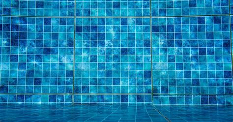 Limpieza de incrustaciones en azulejos de piscina