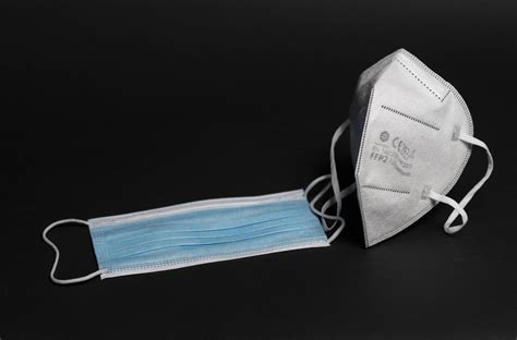 Comparación visual entre mascarilla quirúrgica y mascarilla FFP2