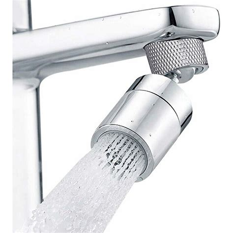 Grifo de cocina moderno con aireador visible