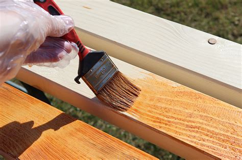 Aplicación de lasur en una terraza de madera