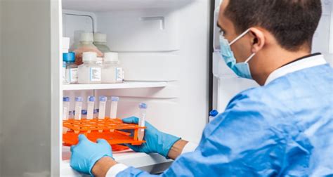 Mantenimiento de muestras de agua refrigeradas en laboratorio