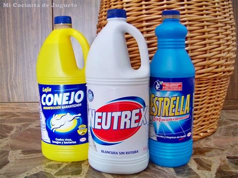 botella de lejía doméstica