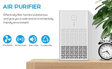 Mini purificador de aire USB en un escritorio de oficina