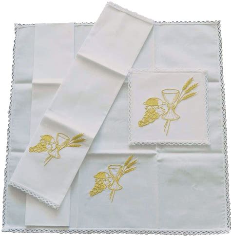 Ilustración de los paños litúrgicos de altar con el purificador destacado