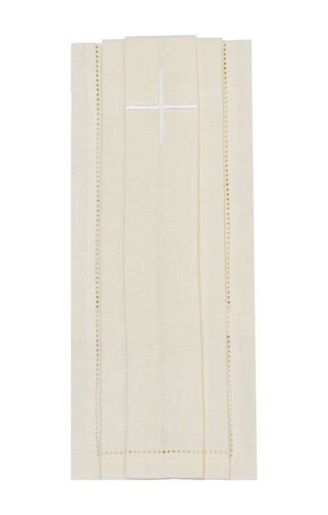 Detalle bordado de una cruz en un purificador litúrgico