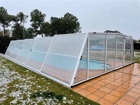Piscina cubierta en invierno