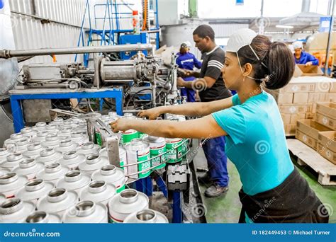 Equipo trabajando en una fábrica de filtros de aire