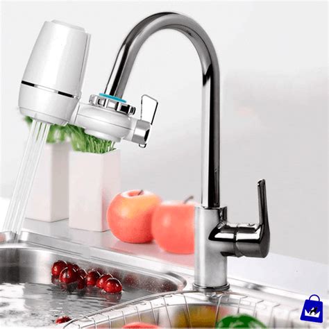 Purificador de agua moderno en una cocina