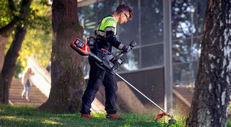 Desbrozadora en acción en un jardín cuidado