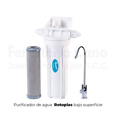 Filtro de agua Rotoplas instalado en una cocina