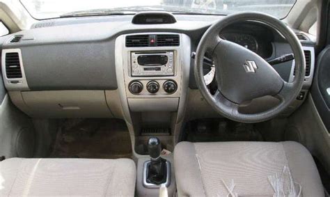 Suzuki Liana interior con guantera abierta