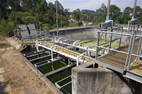 Planta de tratamiento de aguas residuales con depósitos de hormigón