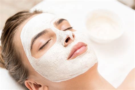 Persona aplicándose una mascarilla facial