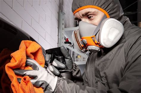 Trabajador en taller usando mascarilla con filtro